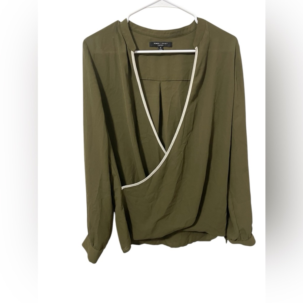 💙Romeo + Juliet Couture Surplice Blouse